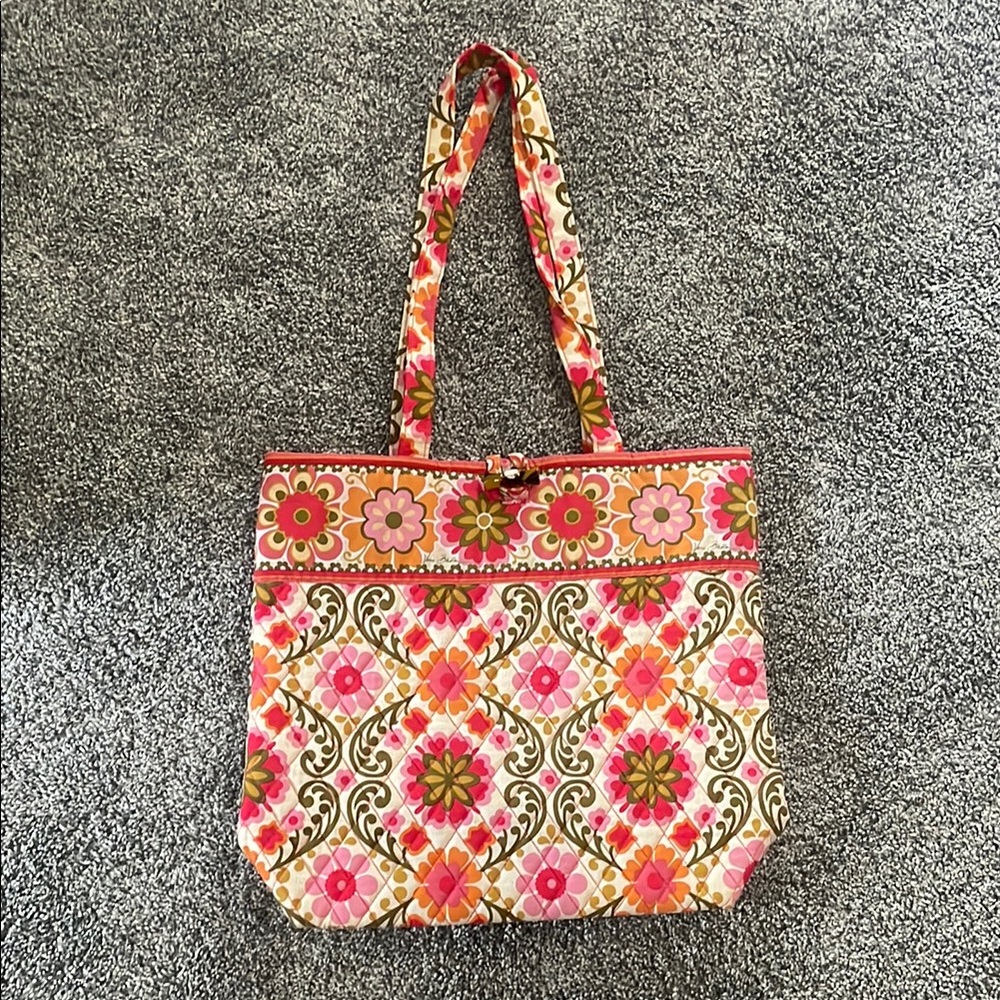 VERA BRADLEY TOTE BAG.‎ 3 LITTLE INSIDE POCKETS. GREAT CONDITION.